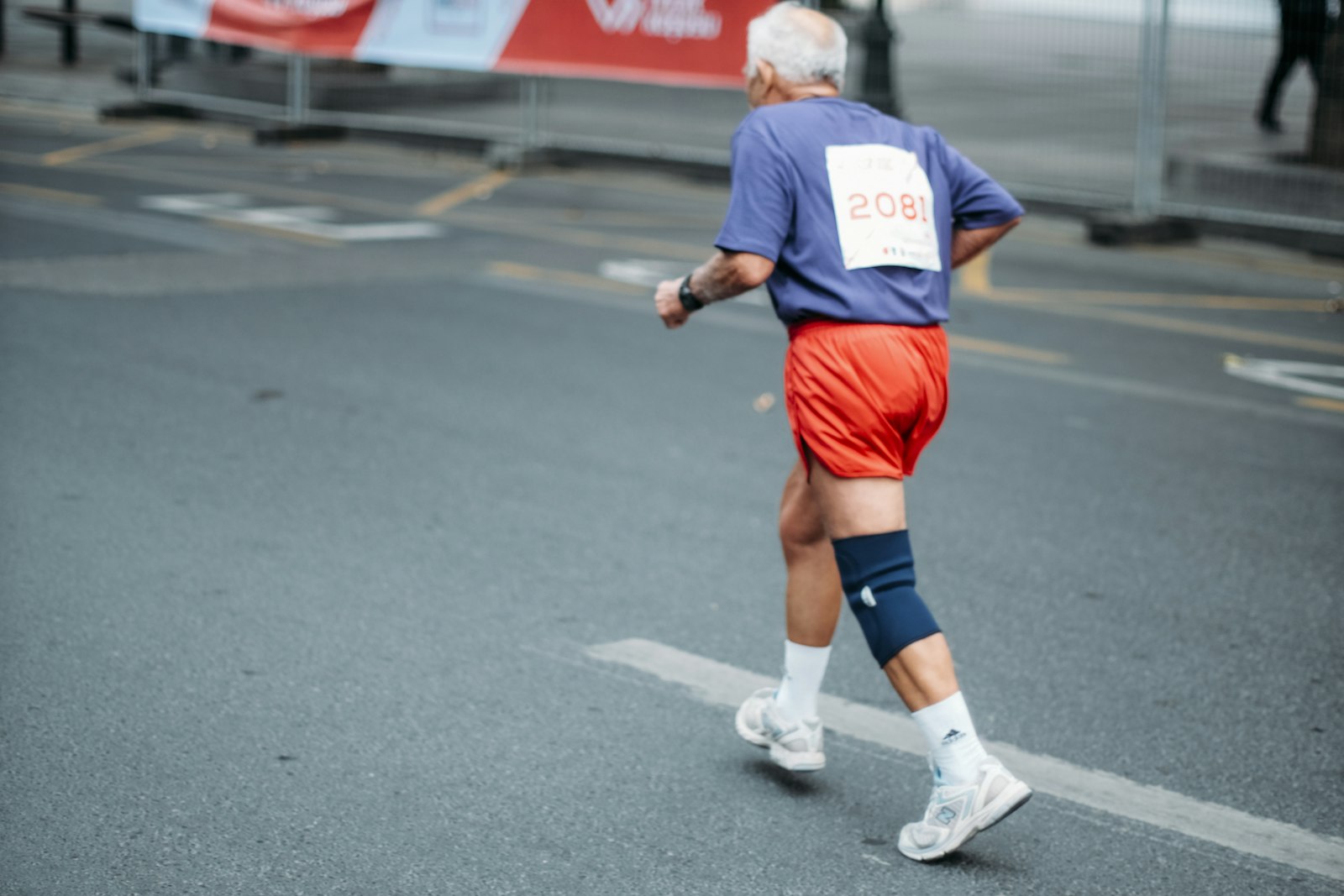 A long-standing club member running strong at a Walvis Bay road race